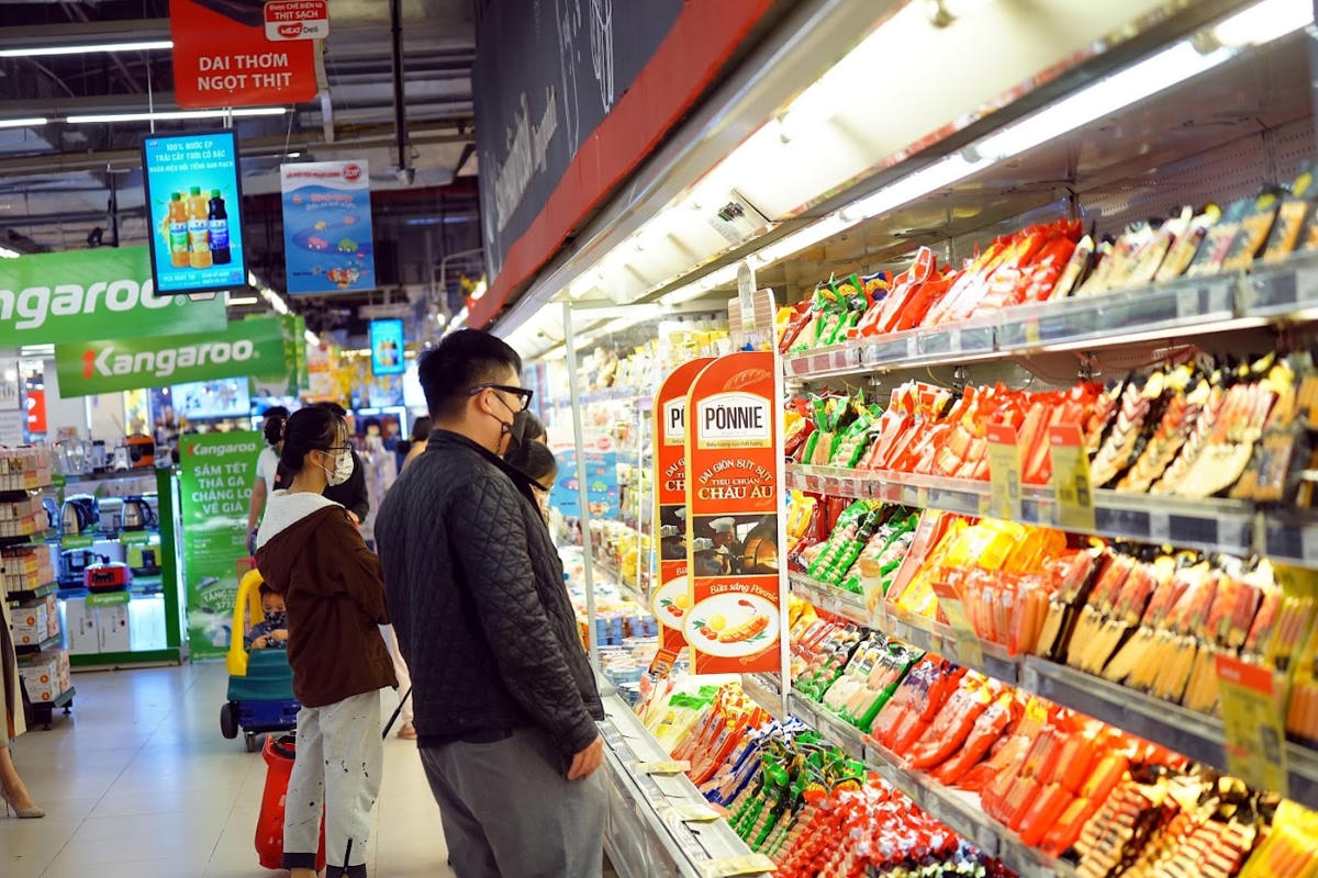 Hàng nội phục vụ Tết đa dạng trên các kênh siêu thị. Ảnh: Quang Vinh.