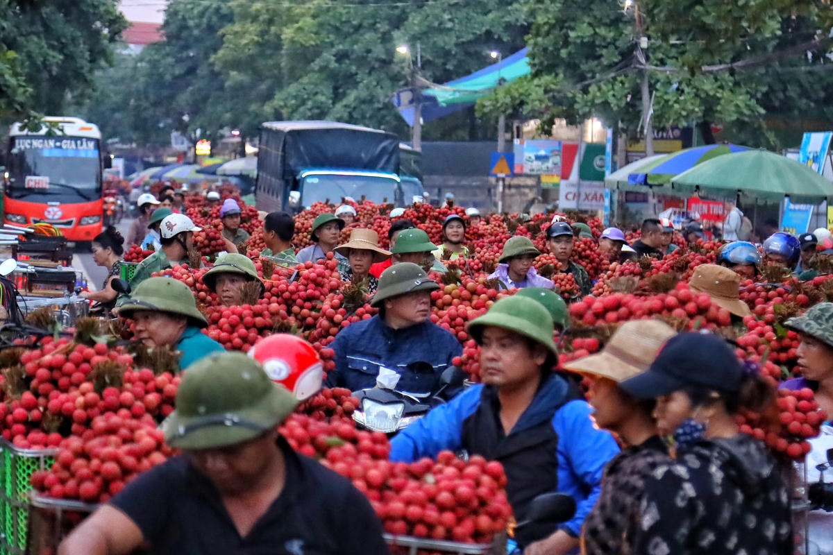 Xếp hàng chờ cân vải.  