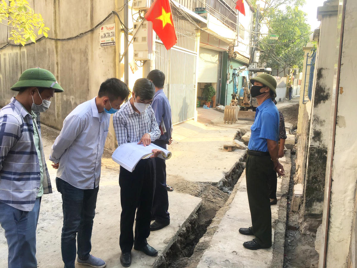 Ban Thanh tra nhân dân và Ban Giám sát đầu tư của cộng đồng xã Đa Tốn (huyện Gia Lâm, Hà Nội) kiểm tra chất lượng các công trình xây dựng trên địa bàn.