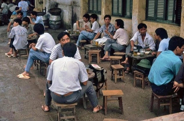 Bia hơi vỉa hè (ảnh tư liệu, những năm 1980)
