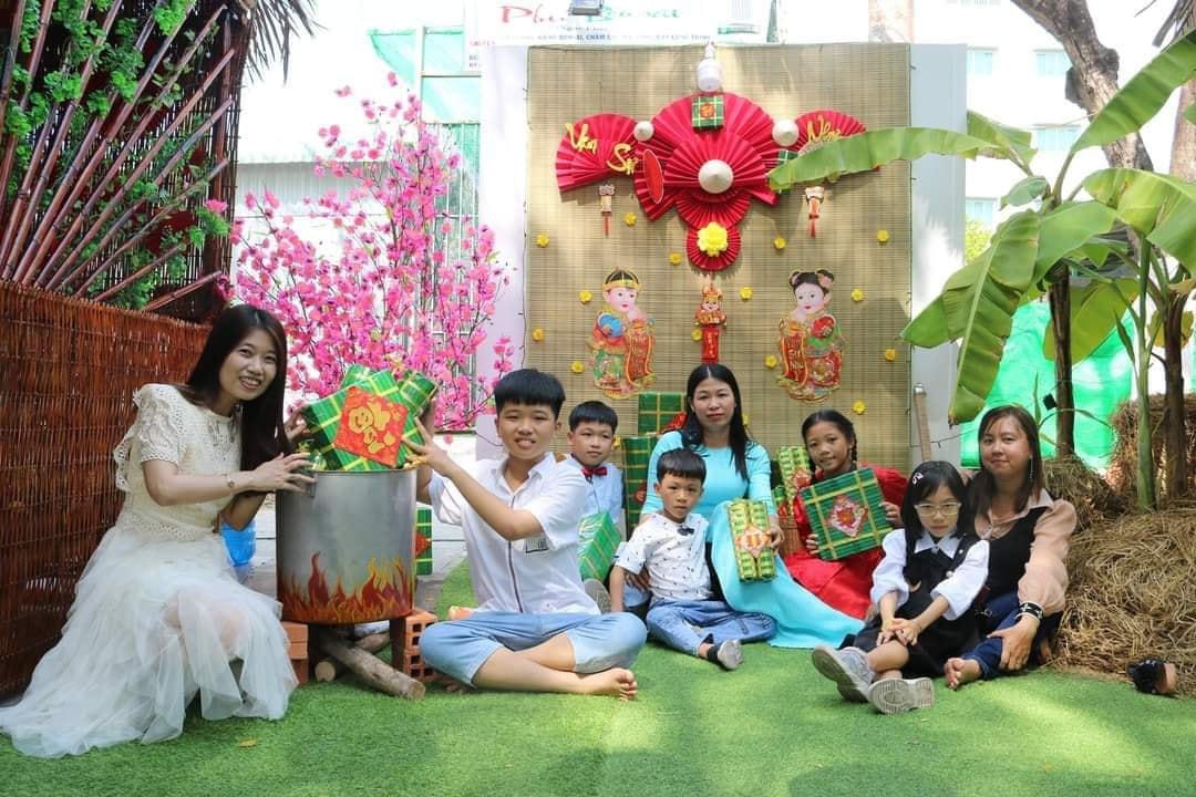 Nhiều người dân chụp ảnh tại Hội xuân Chợ quê ngày Tết. 