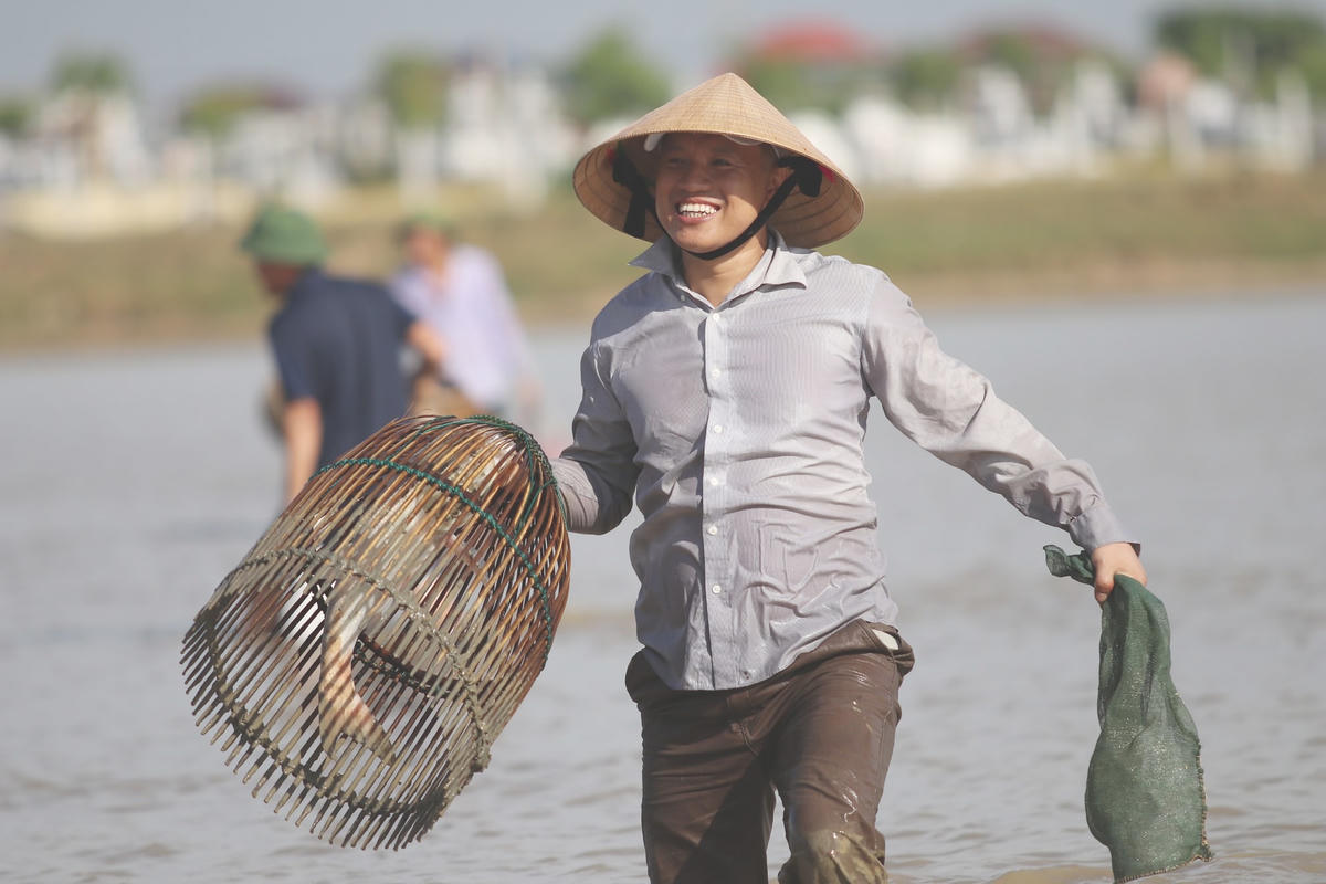 Dù đồ nghề đơn giản nhưng có rất nhiều "nơm thủ" đã may mắn bắt được nhiều con cá có trọng lượng từ 1-3 kg, chủ yếu là cá mè, cá trôi.