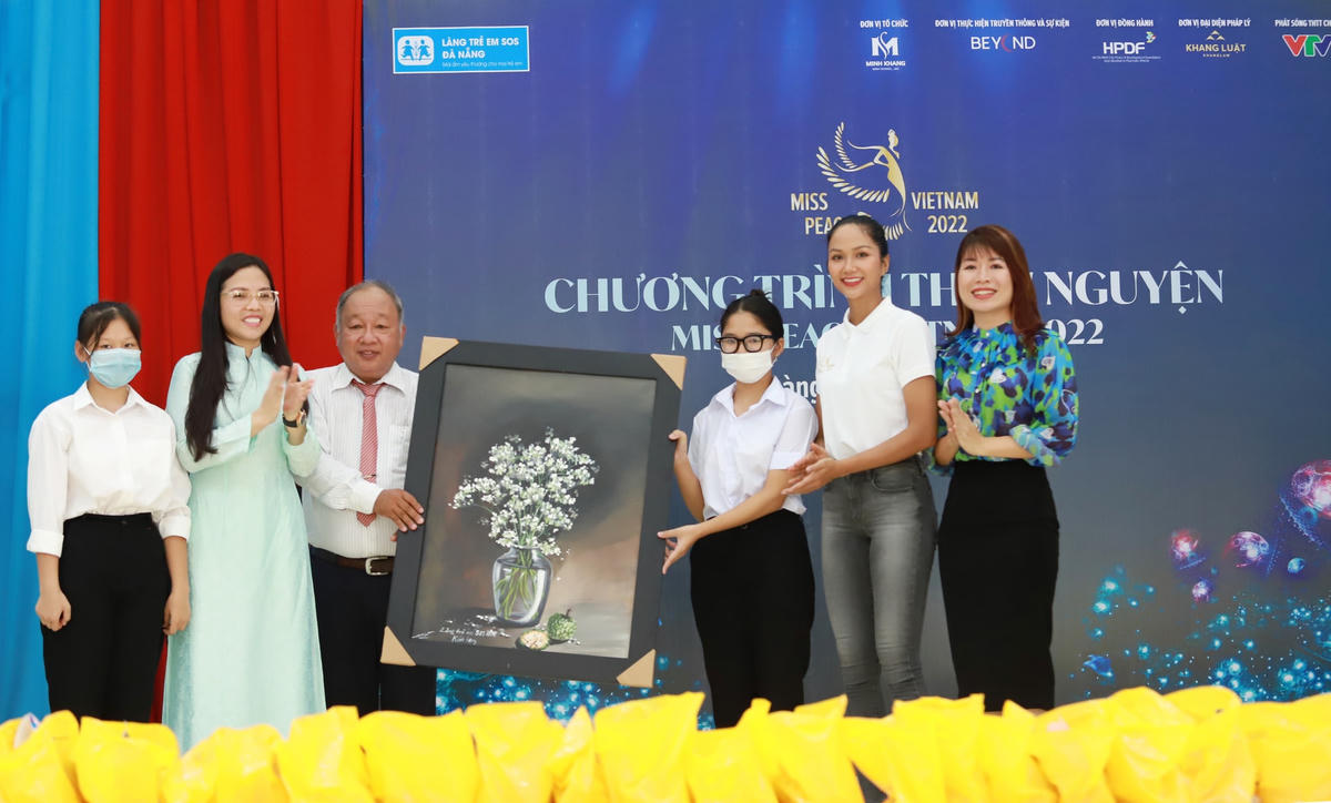 Ban tổ chức Miss Peace Vietnam, Hoa hậu đại sứ H’Hen Niê nhận tranh của các em trong Làng SOS Đà Nẵng tặng để đấu giá trong đêm Gala tri ân. 