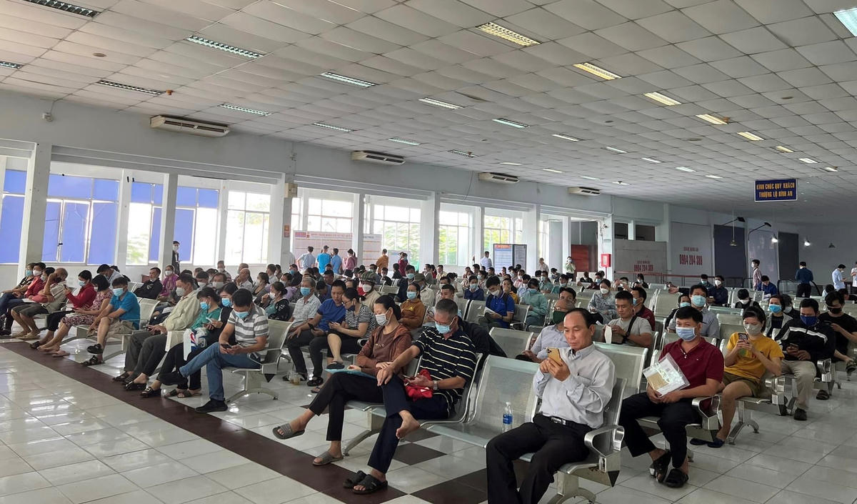 Rất đông người dân tới mua vé tàu tết Quý Mão 2023 ở ga Sài Gòn sáng ngày 25/10.