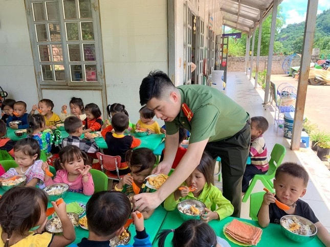 Hải Anh bên cạnh bữa cơm đầy đủ dinh dưỡng của trẻ em Sơn La. Ảnh: NVCC.