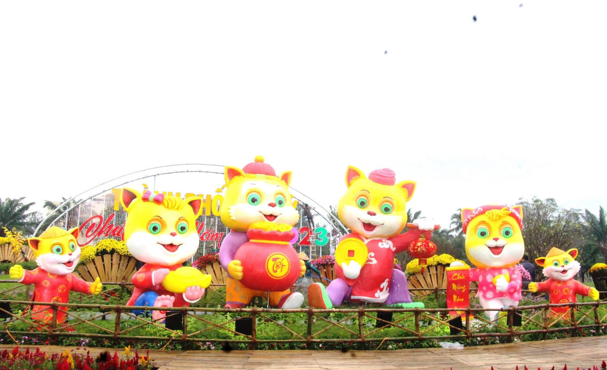 Linh vật mèo thể hiện 3 thế hệ trong một gia đình.