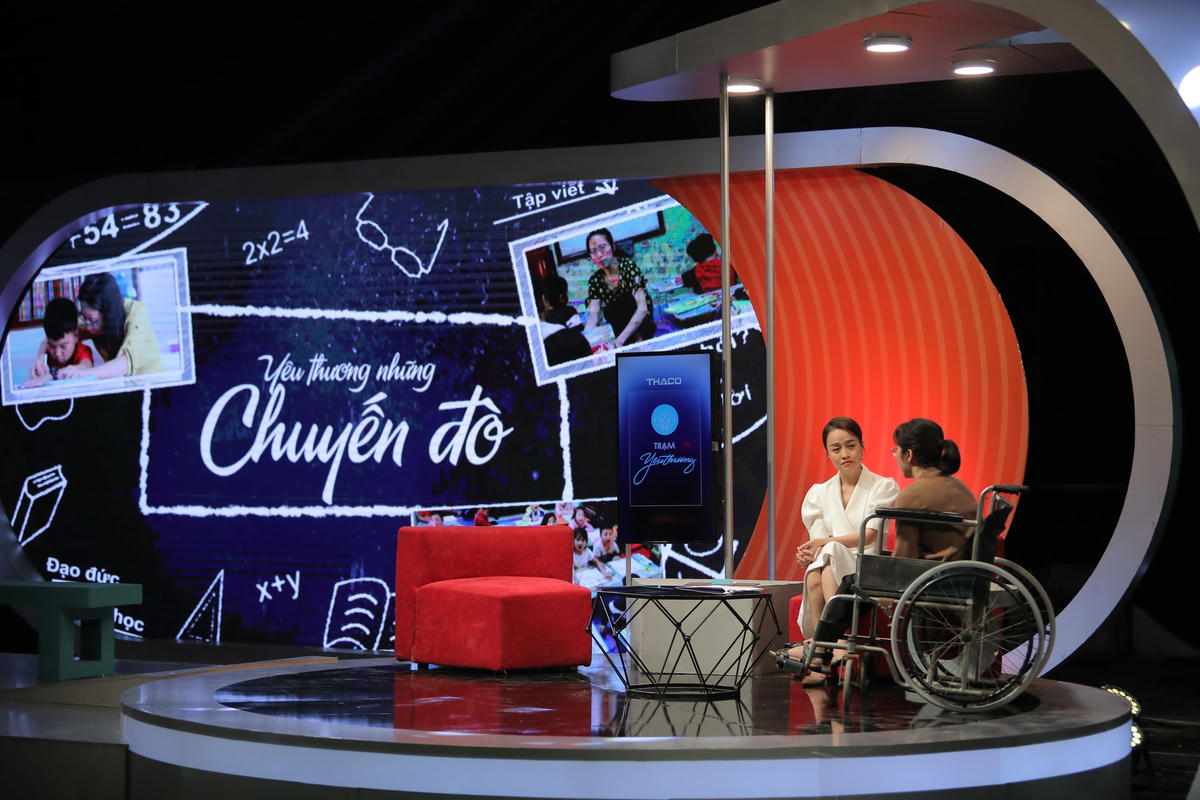 Dùng đôi tay thay đôi chân đến từng bàn học, nhiều năm qua, lớp học miễn phí của cô Lý luôn tràn ngập tiếng cười và tình yêu thương.