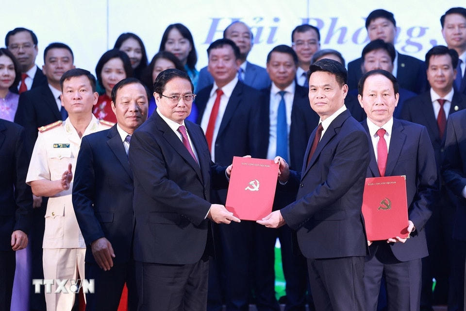 Thủ tướng Phạm Minh Chính trao Quyết định của Bộ Chính trị về việc chỉ định Phó Bí thư Thành ủy Hải Phòng (mới), nhiệm kỳ 2020-2025 cho ông Lê Ngọc Châu. (Ảnh: Dương Giang/TTXVN)