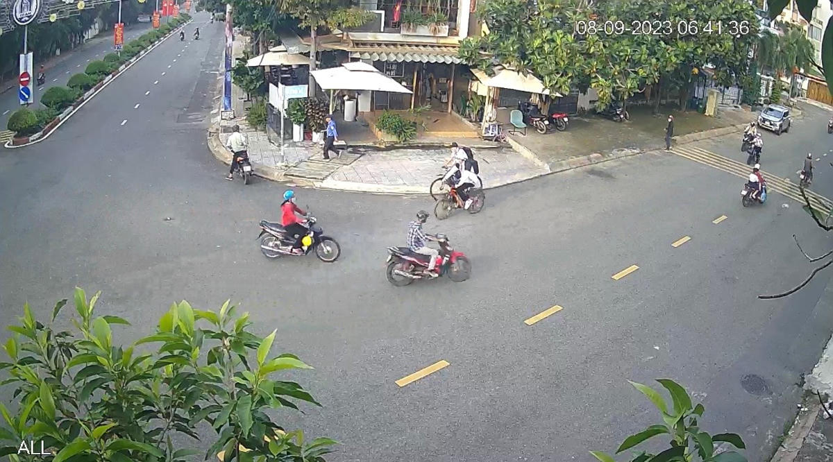 Dã vờ hỏi đường để trộm xe máy- Ảnh cắt cư video