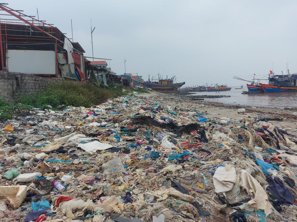 Rác thải bủa vây đê biển Ngư Lộc.  