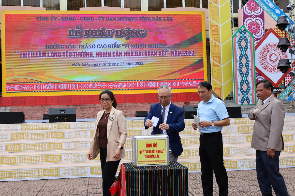 Lãnh đạo các cơ quan, đơn vị ủng hộ Quỹ “Vì người nghèo” năm 2023.