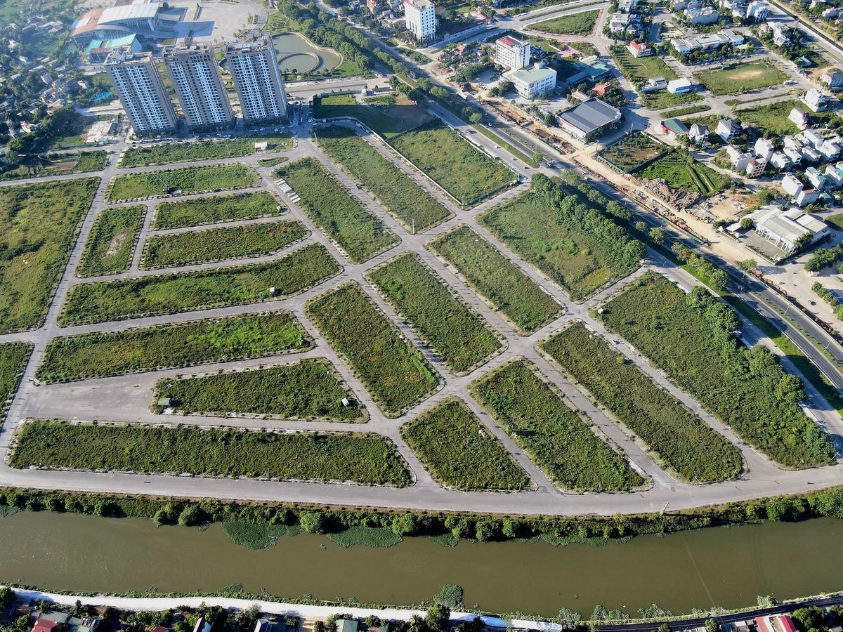 Về tổng thể, mặt bằng này có tổng diện tích gần 58.000 m2, gồm 375 lô đất (200 lô liền kề và 175 lô biệt thự). Để giành được mặt bằng trên, liên danh nhà thầu đã phải cạnh tranh rất quyết liệt với các đối thủ 'sừng sỏ' khác. 
