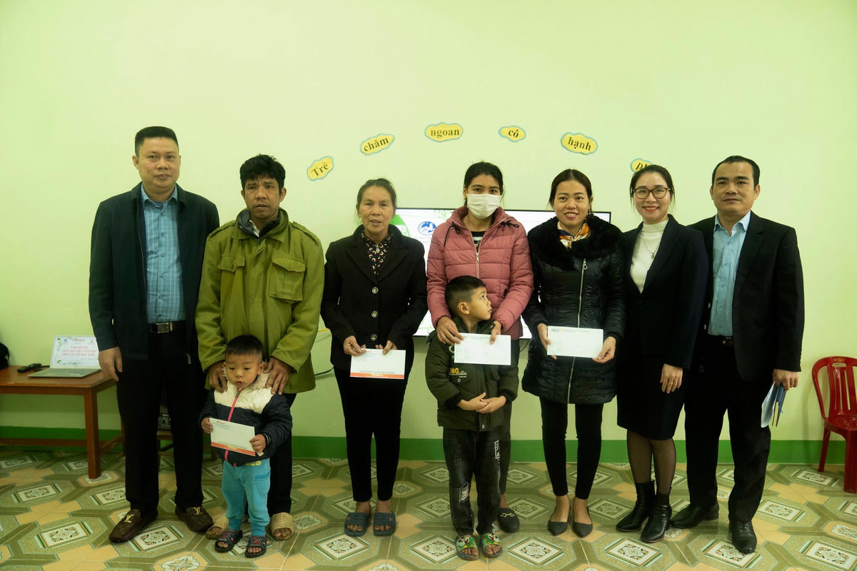 Các suất quà Tết của Báo Đại Đoàn Kết, Ngân hàng BIDV đến với học sinh Trường Tiểu học Kỳ Thọ.