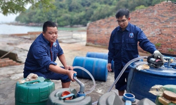Tết đến xuân về, những người công nhân bảo đảm an toàn hàng hải vẫn luôn duy trì nhiệm vụ