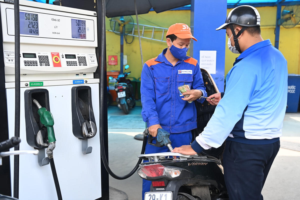 Giá xăng dầu cần hướng tới cơ chế thị trường. Ảnh: Quang Vinh.