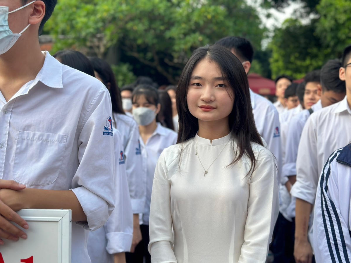 Dự lễ khai giảng hôm nay, em Đỗ Bảo Anh, học sinh lớp 12A1 dù vui nhưng có nhiều tâm trạng bởi năm nay là năm cuối cấp cũng là lễ khai giảng cuối cùng của tuổi học trò. Bảo Anh cho hay: “Em và các bạn trong lớp thức dậy rất sớm, chưa tới 4h sáng để chuẩn bị cho lễ khai giảng hôm nay”.