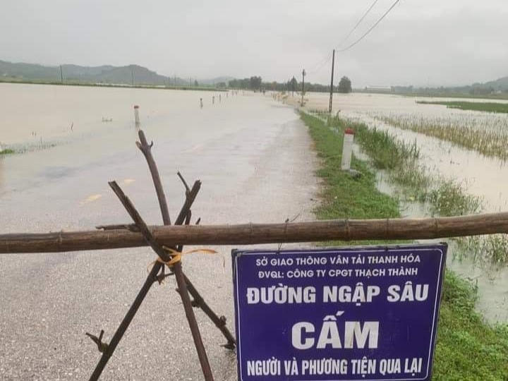 Nhiều tuyến đường tràn qua huyện Thạch Thành bị ngập sau, đơn vị quản lý phải cắm biển cảnh báo.