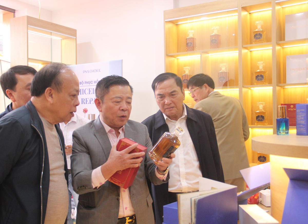 Ông Võ Kim Cự giới thiệu các sản phẩm cho người tiêu dùng.