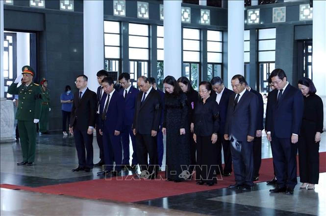 Đoàn Chủ tịch nước do Phó Chủ tịch nước Võ Thị Ánh Xuân dẫn đầu đến viếng đồng chí Nguyễn Khánh. Ảnh: An Đăng/TTXVN.