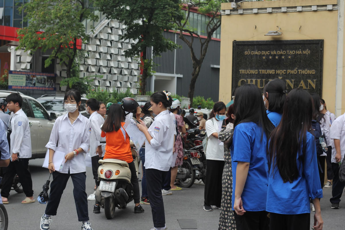 13h trưa nay, khu vực điểm thi tại trường THPT Chu Văn An rất đông thí sinh đến làm thủ tục. Ảnh: Ngọc Ánh.