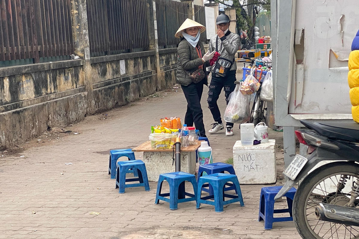 Hà Nội: Loạt nhà chờ xe buýt bị chiếm dụng, hàng quán bủa vây