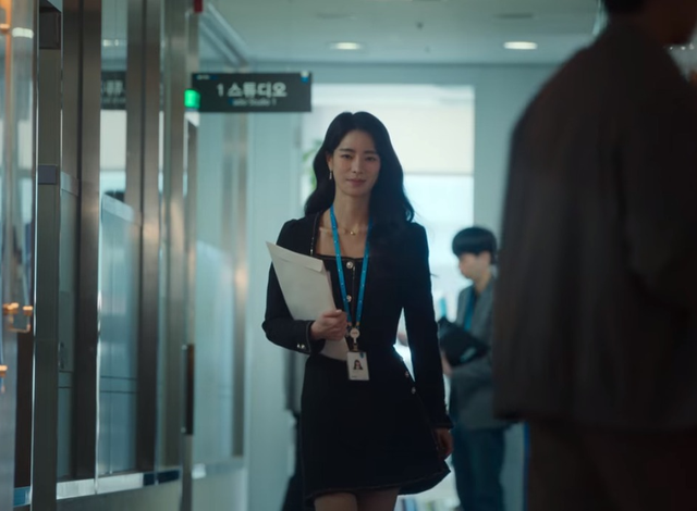 Nhan sắc quyến rũ và tạo hình ấn tượng cũng khiến cô trở nên vô cùng nổi bật, trở thành điểm nhấn diễm lệ của “The Glory”.