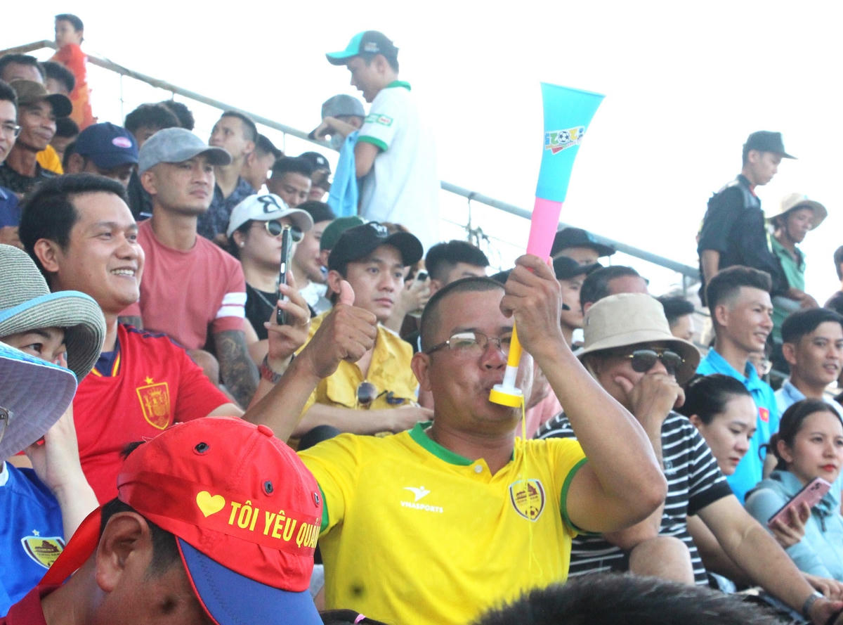 CĐV cổ vũ nổ nhiệt trên khán đài.