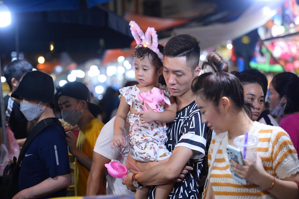 Vì sát ngày cuối tuần, nên nhiều gia đình đã lựa chọn đưa con em mình đi chơi.