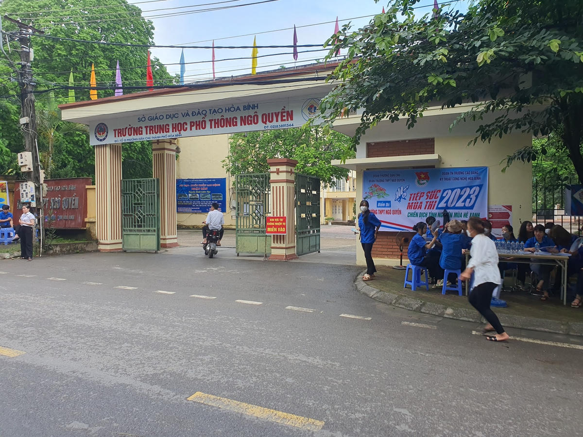 Ghi nhận của PV Báo Đại Đoàn Kết lúc 6h30' tại một số điểm thi như: Trường THPT Ngô Quyền, Trường THPT chuyên Hoàng Văn Thụ (TP Hoà Bình), Trường THPT Cao Phong (huyện Cao Phong) thời tiết khá mát mẻ, trời không mưa, nhiều thí sinh mau chóng đến trường. Tại điểm thi Trường THPT Ngô Quyền có 10 phòng thi với 220 thí sinh bao gồm học sinh Trường THPT Ngô Quyền và học sinh Trung tâm GDNN - GDTX huyện Lương Sơn.