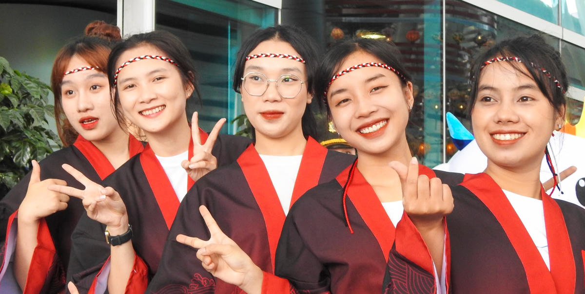 Sinh viên Đà Nẵng đón du khách đến từ Narita bằng nụ cười rạng rỡ. Ảnh: Thanh Tùng.