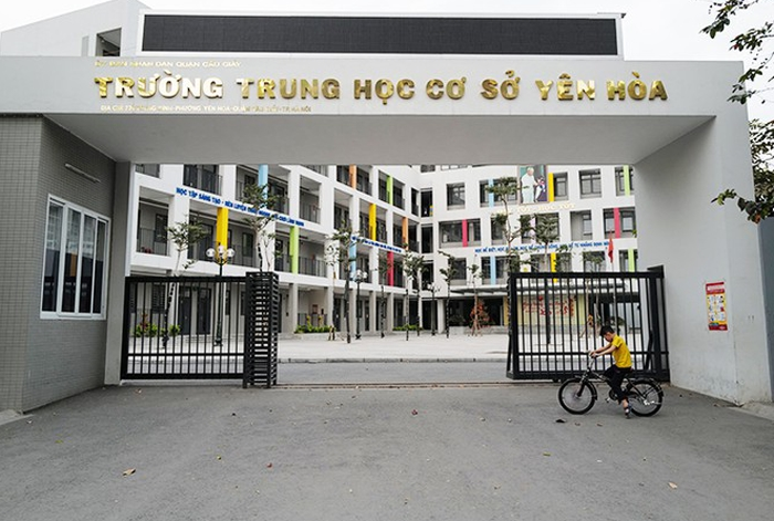 Cổng trường Trung học Cơ sở Yên Hòa. (Nguồn: Tiền Phong).