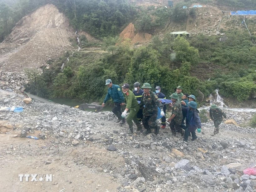 Lực lượng cứu nạn đã tìm thấy thi thể nạn nhân cuối cùng của vụ sạt lở tại công trường thủy điện. (Ảnh: TTXVN phát)