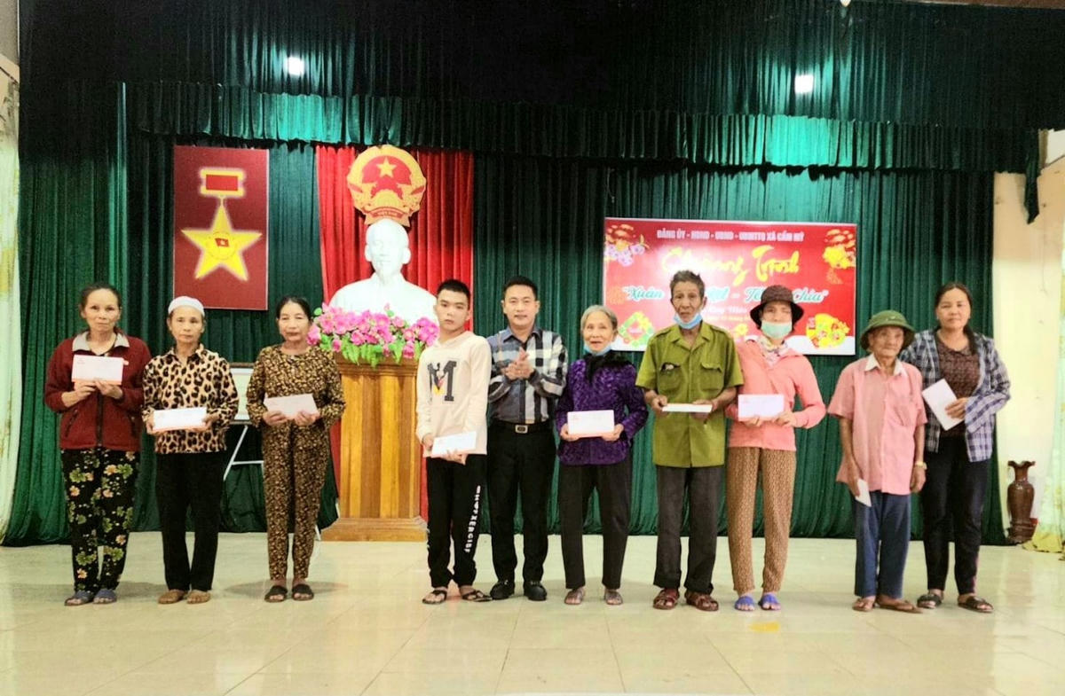 Phóng viên Báo Đại Đoàn Kết trao 24 suất quà (trị giá 12 triệu đồng) cho các hộ nghèo và học sinh nghèo vượt khó ở huyện Cẩm Xuyên.