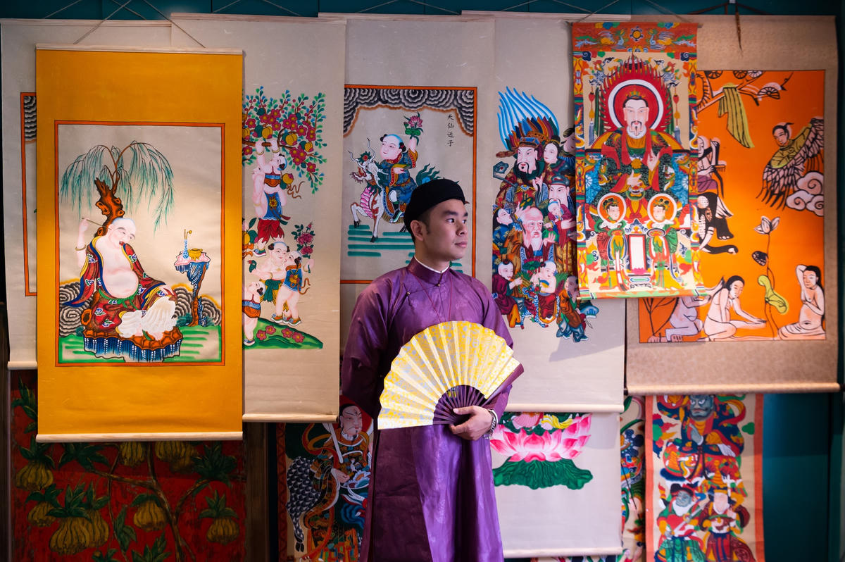 Thuộc thế hệ 9x, Nguyễn Văn Bắc, nghệ danh Nam Chi, là một trong những họa sĩ trẻ hiện nay đang theo đuổi dòng tranh dân gian. Không chỉ nỗ lực bảo tồn, anh còn cho ra đời nhiều tác phẩm thuộc hai dòng tranh Hàng Trống và Kim Hoàng.