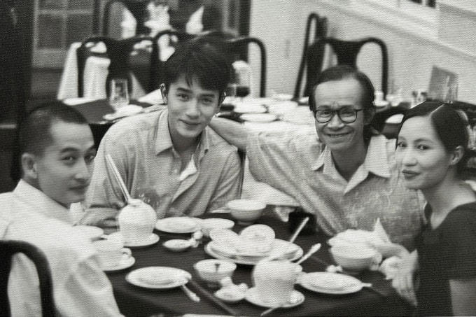 Từ trái qua: đạo diễn Trần Anh Hùng, tài tử Lương Triều Vỹ, nhạc sĩ Trịnh Công Sơn và diễn viên Trần Nữ Yên Khê hội ngộ năm 1995 tại TPHCM.  