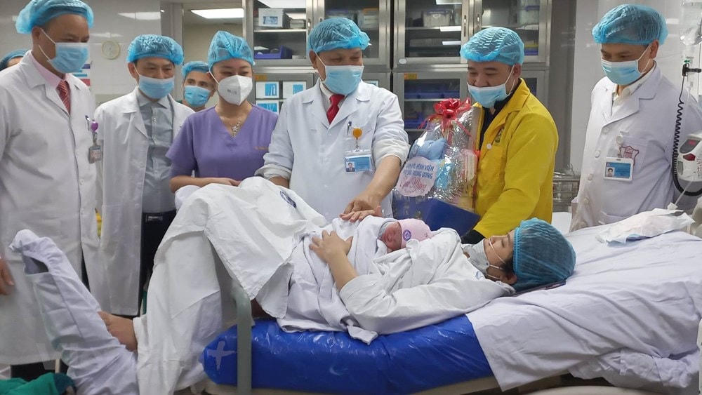 “Công dân nhí" đầu tiên của bệnh viện được nhân viên y tế đặt trên ngực mẹ với phương pháp da kề da. (Ảnh: T.G/Vietnam+).