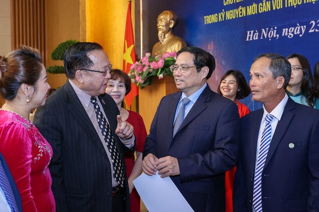 Thủ tướng Phạm Minh Chính trao đổi với các đại biểu tại Diễn đàn. Ảnh: VGP/Nhật Bắc.