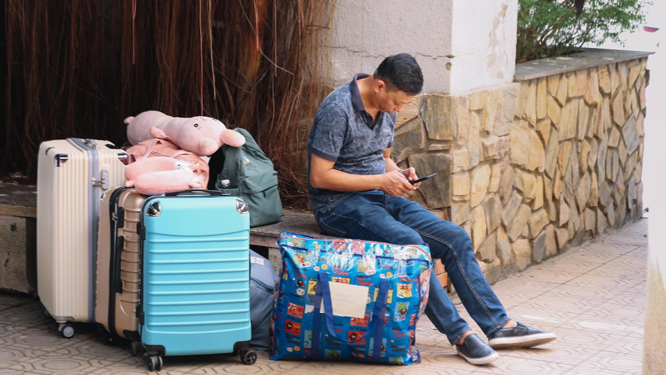 Phụ huynh đưa con đi học xa với bao trăn trở...  