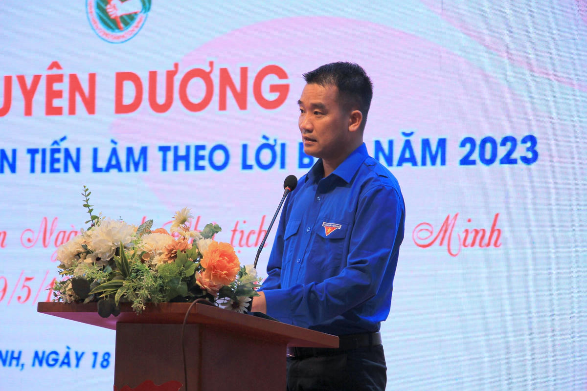 Ông Nguyễn Duy Tư - Phó Bí thư phụ trách Tỉnh đoàn Hòa Bình phát biểu tại chương trình.