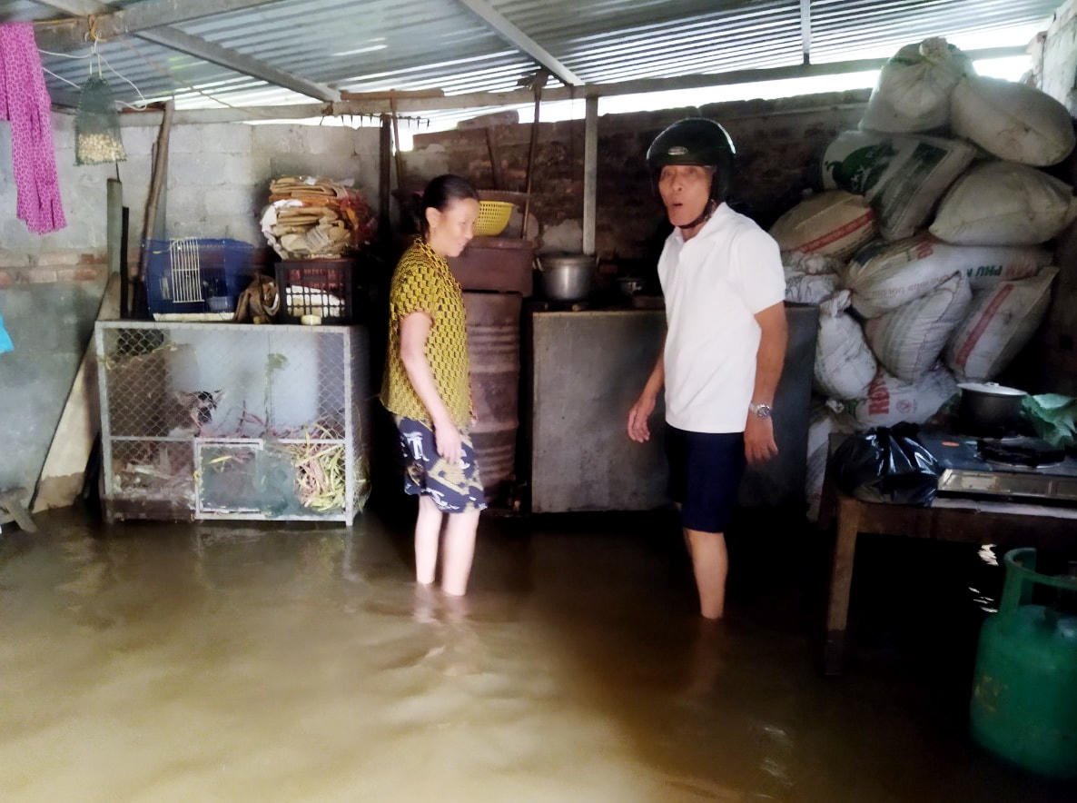 Chính quyền địa phương phân công lực lượng giúp các hộ dân di dời tài sản lên chỗ cao, đề phòng mưa lớn tiếp tục xảy ra, gây ngập lụt, thiệt hại về tài sản của người dân.