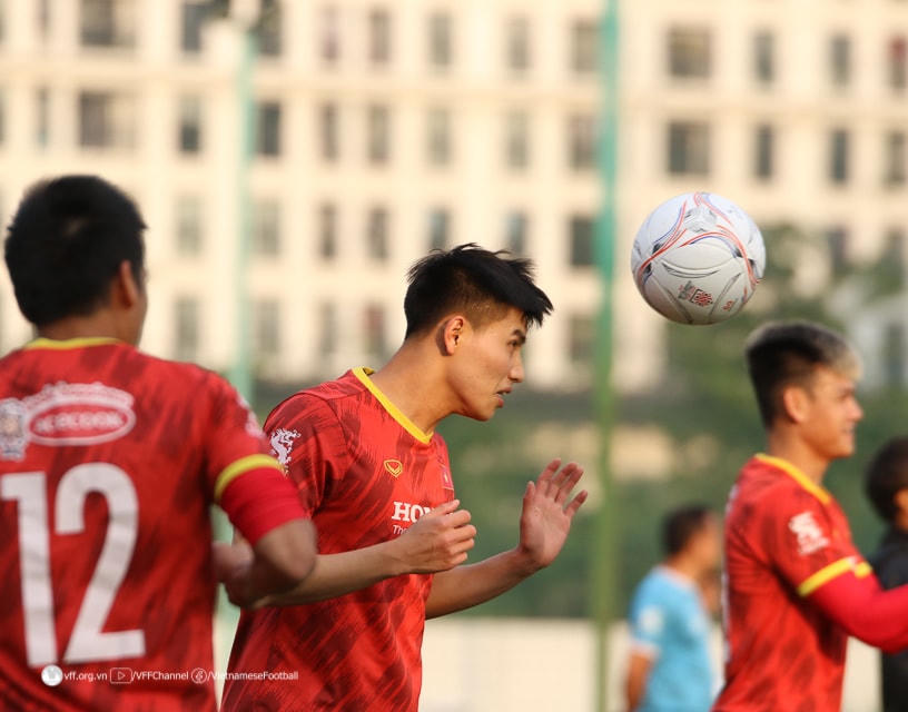 Các cầu thủ ĐT Việt Nam tập luyện trước trận giao hữu. Ảnh: VFF.  