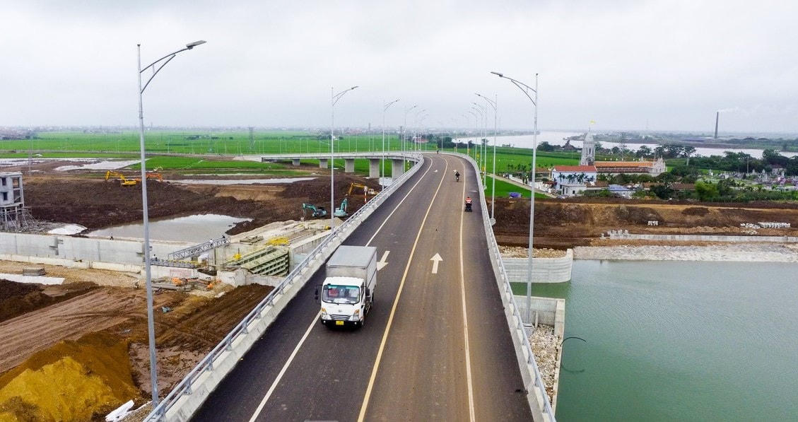 Cầu vượt kênh trên tỉnh lộ 490 C.