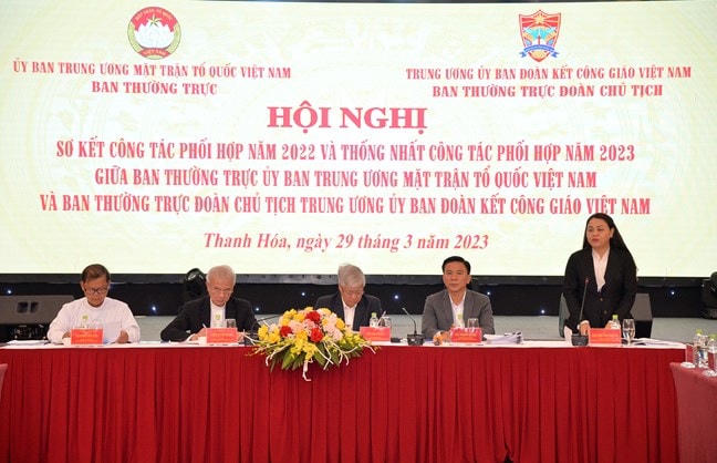 Bà Nguyễn Thị Thu Hà, Ủy viên Trung ương Đảng, Phó Chủ tịch – Tổng Thư ký UBTƯ MTTQ Việt Nam điều hành nội dung thảo luận tại Hội nghị 