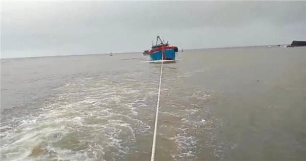 Lực lượng chức năng đang tiến hành lai dắt thuyền cá cùng 5 ngư dân bị mất liên lạc vào bờ. (Ảnh minh hoạ).