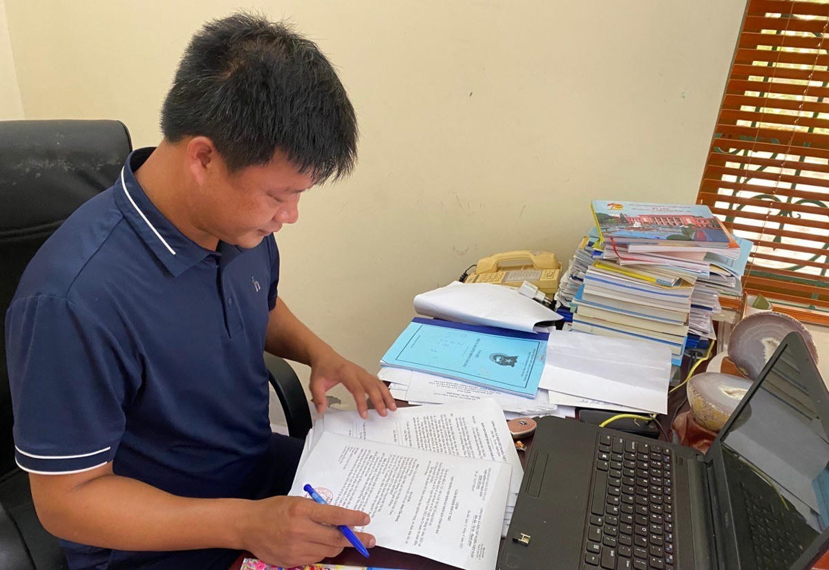 Anh Đinh Tiến Hùng chỉ nhiều điểm anh cho là 'vô lý' trong cáo trạng. 
