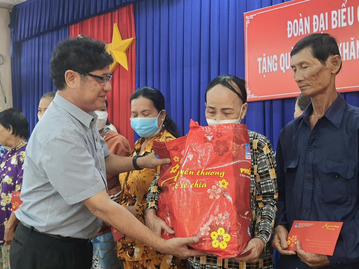 Trao quà tết cho các hộ nghèo, hộ có hoàn cảnh khó khăn ở phường 8, TP Bạc Liêu.