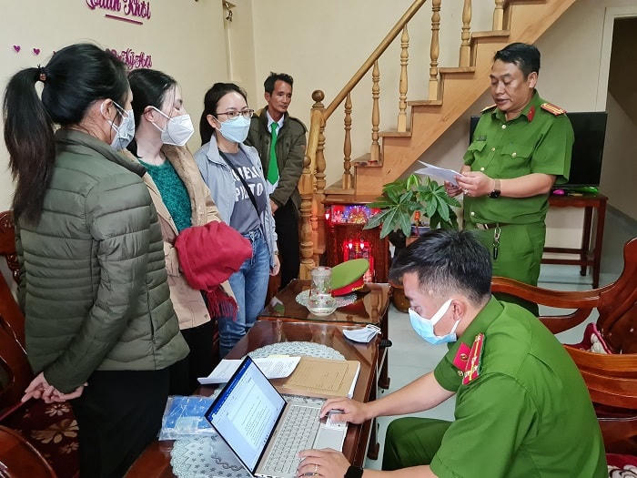 Lực lượng chức năng thực hiện lệnh bắt tạm giam đối với bà Phạm Thị Hoa.