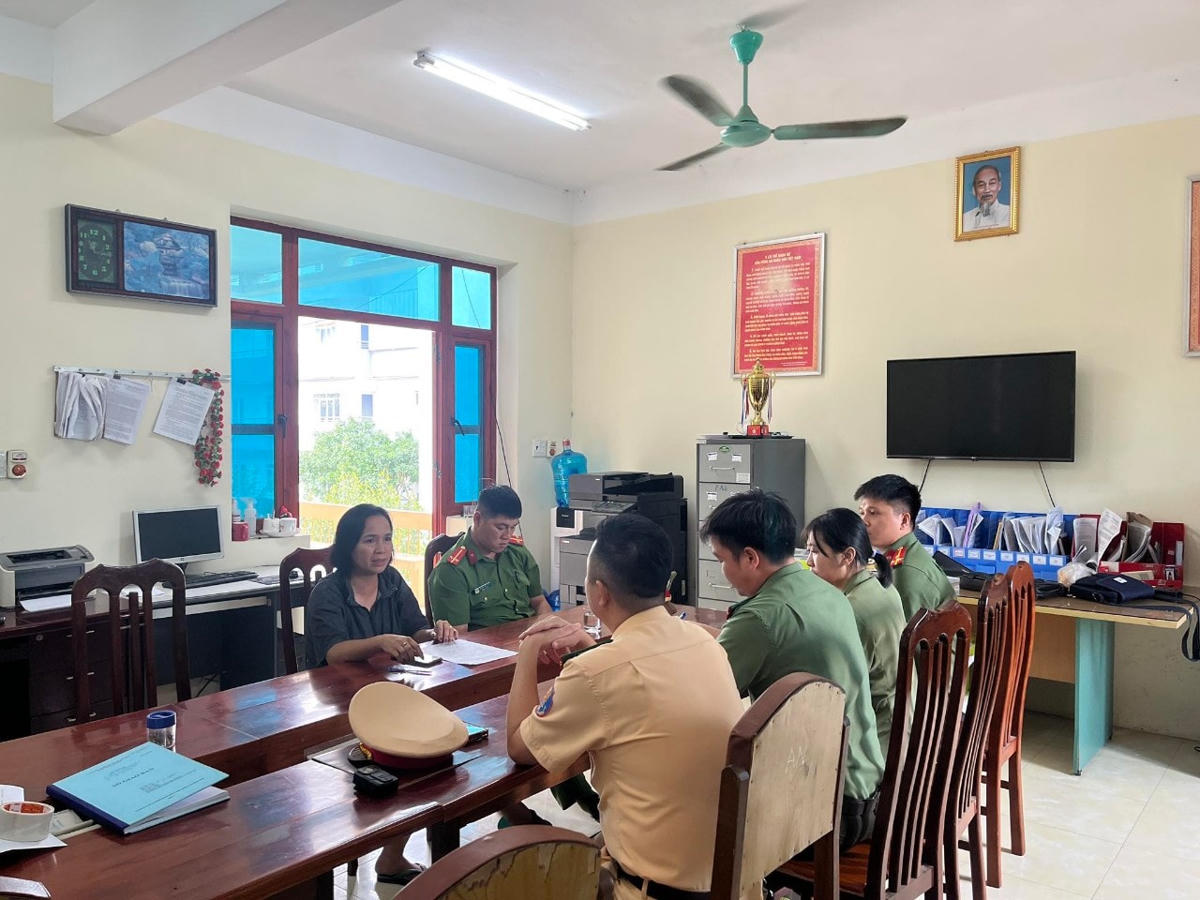 Trưởng nhóm Zalo "Trên mọi nẻo đường“ V.T.T.N. (áo đen) tại cơ quan Công an.