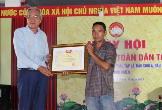 Ông Lê Văn Bình, Chủ tịch Ủy ban MTTQ Việt Nam tỉnh Ninh Thuận trao Bằng khen của Ủy ban Trung ương MTTQ Việt Nam cho Ban Công tác Mặt trận thôn Đầu Suối A tại ngày hội.