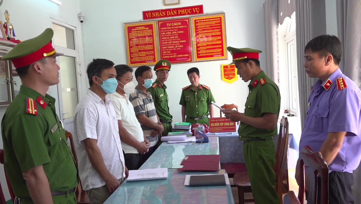 Lực lượng Công an đọc quyết định bắt 3 đối tượng Sơn, Chín và Lực. (Ảnh: Công an Quảng Nam).